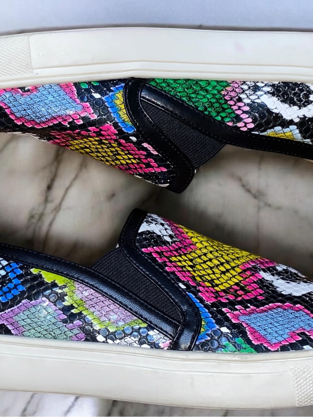 Fergalicious Fergie Shortly Multicolor Rainbow Snakeskin Slip-On Sneakers sz 9